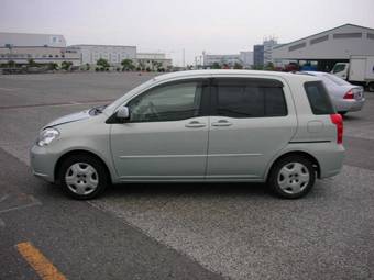 2003 Toyota Raum Photos