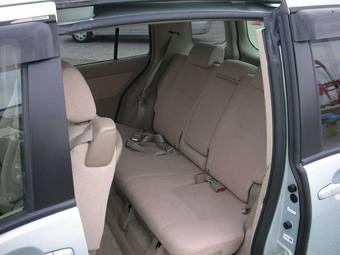 2003 Toyota Raum Pictures
