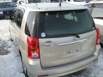 2003 Toyota Raum Pictures
