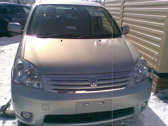 2003 Toyota Raum Pictures