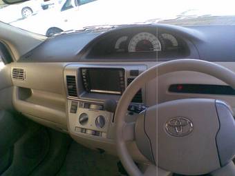 2003 Toyota Raum Photos