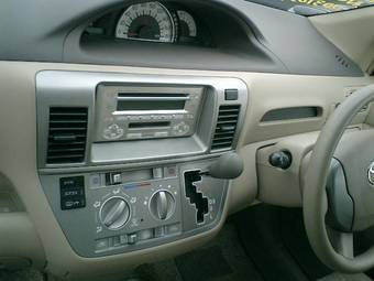 2003 Toyota Raum Wallpapers