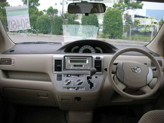 2003 Toyota Raum Images