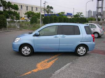 2003 Toyota Raum Photos