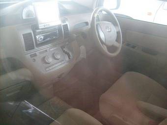 2003 Toyota Raum Pictures