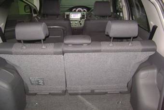 2003 Toyota Raum Pictures