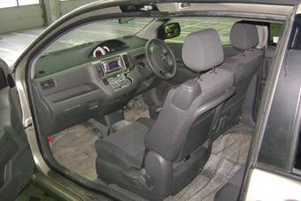 2003 Toyota Raum Photos