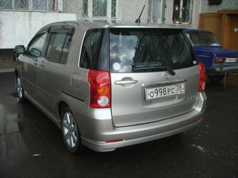 2003 Toyota Raum Images
