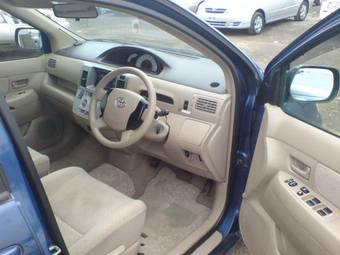 2003 Toyota Raum Photos