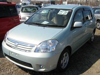 2003 Toyota Raum Photos