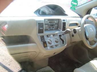 2003 Toyota Raum Photos