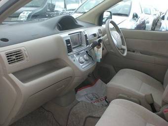 2003 Toyota Raum Images