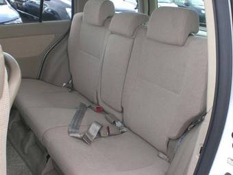 2003 Toyota Raum Pictures