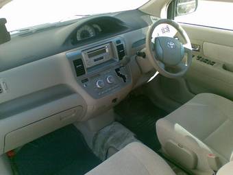 2003 Toyota Raum Pictures