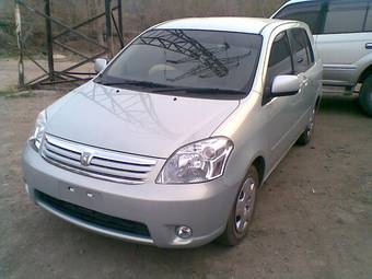 2003 Toyota Raum Pictures