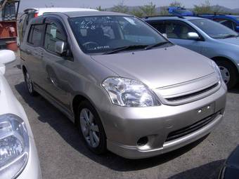 2003 Toyota Raum Photos