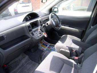 2003 Toyota Raum Pictures
