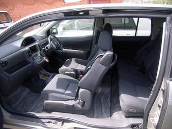 2003 Toyota Raum Photos