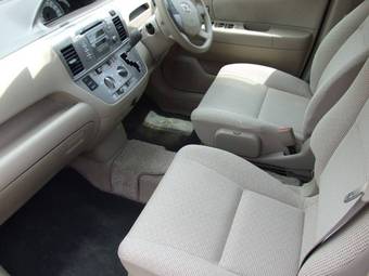 2003 Toyota Raum Pictures