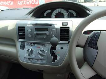 2003 Toyota Raum Pictures
