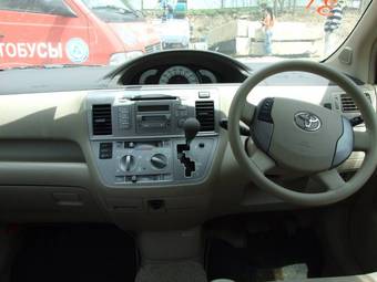 2003 Toyota Raum Images