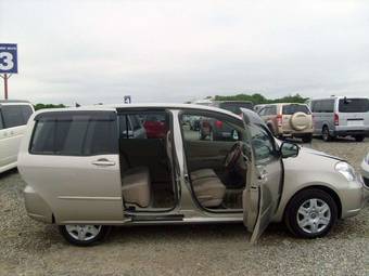 2003 Toyota Raum Wallpapers