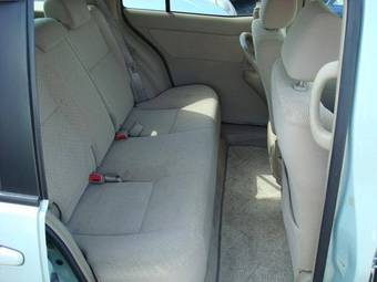 2003 Toyota Raum Pictures