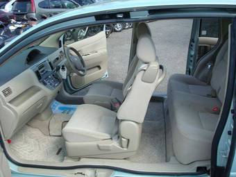 2003 Toyota Raum Photos