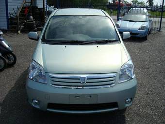 2003 Toyota Raum Photos