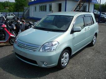 2003 Toyota Raum Photos