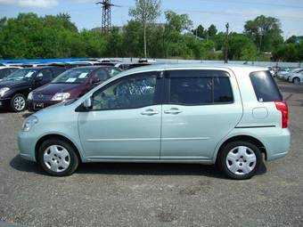 2003 Toyota Raum Pictures