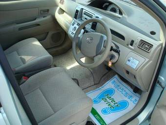 2003 Toyota Raum Images