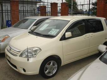 2003 Toyota Raum Pictures