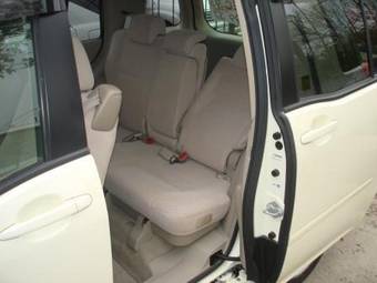 2003 Toyota Raum Photos