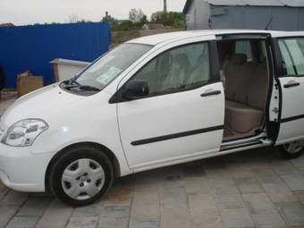 2003 Toyota Raum Pictures
