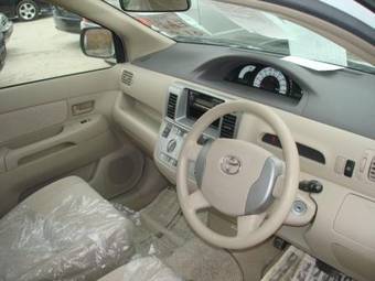2003 Toyota Raum Photos