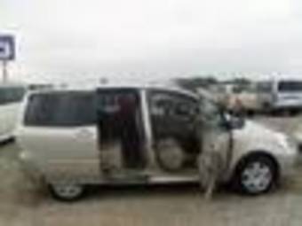 2003 Toyota Raum Pictures