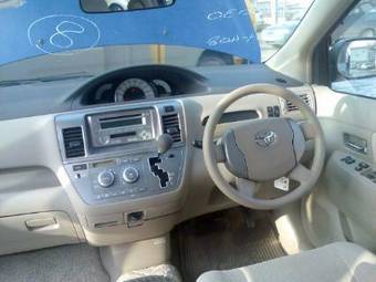 2003 Toyota Raum Photos