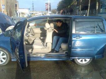 2003 Toyota Raum Photos