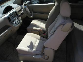 2003 Toyota Raum Photos