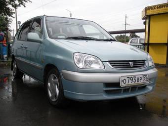 2003 Toyota Raum Pictures