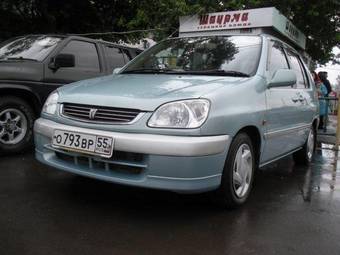 2003 Toyota Raum Pictures