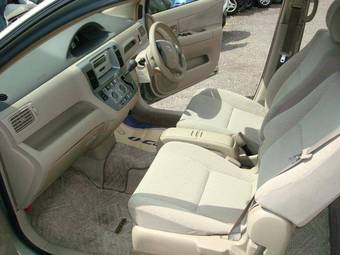 2003 Toyota Raum Pictures