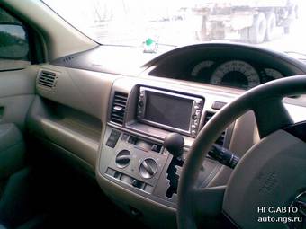 2003 Toyota Raum Photos