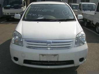 2003 Toyota Raum Pictures