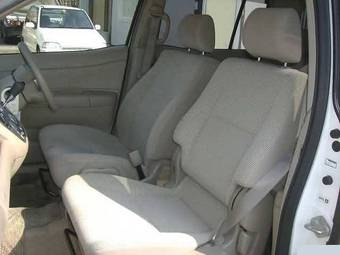 2003 Toyota Raum Pictures