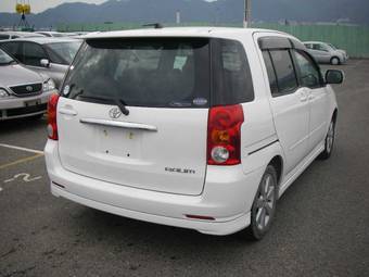 2003 Toyota Raum Pictures