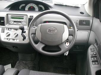 2003 Toyota Raum Images