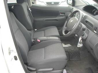 2003 Toyota Raum Pictures