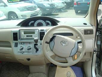 2003 Toyota Raum Pictures